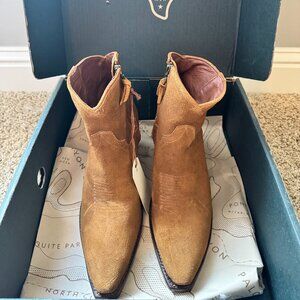 Tecovas.The Daisy in Sienna Suede. Size 9.5. NIB